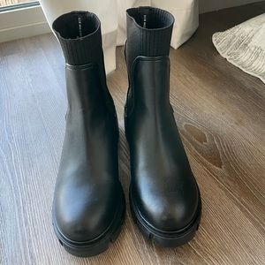 Never used Steve Madden Hayle Platform Chelsea Boot